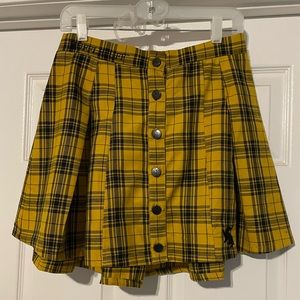 Hot Topic Harry Potter Size M hufflepuff skirt, embroidery and lightning buttons